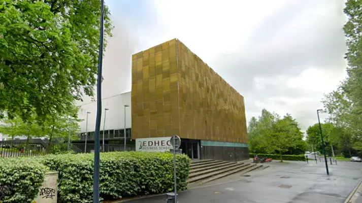 Vue d'ensemble d'un bâtiment revêtu de métal déployé