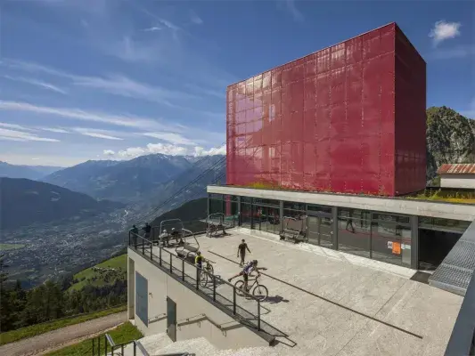 Vue d'ensemble de la structure en métal déployé peinte en rouge