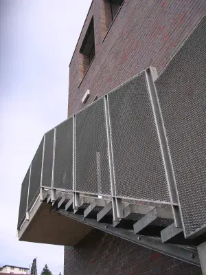 Escalier en métal déployé vu du dessous