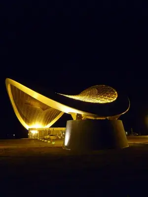 Le faux plafond de l'aéroport de Bakou illuminé la nuit