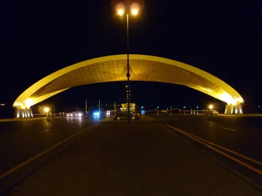 Vue panoramique du terminal Airport de l'aéroport de Bakou illuminé la nuit