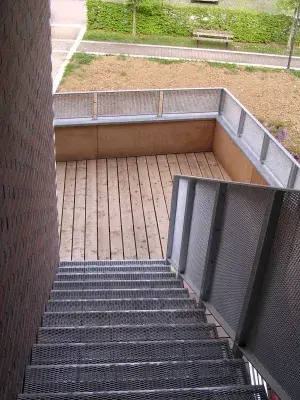 Escalier en métal déployé dans les bureaux municipaux