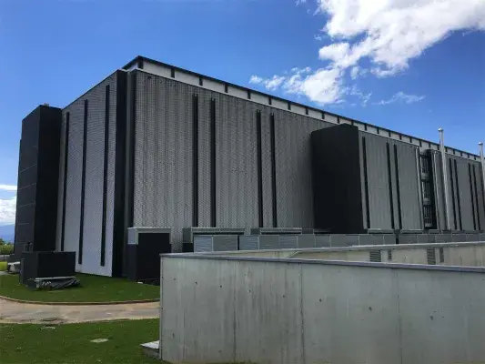 Vue latérale d'un bâtiment en métal déployé