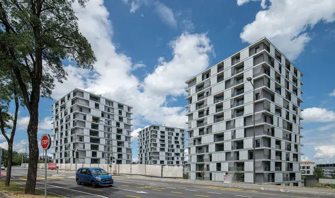 Façade sur mesure avec panneaux de brise-soleil mobiles