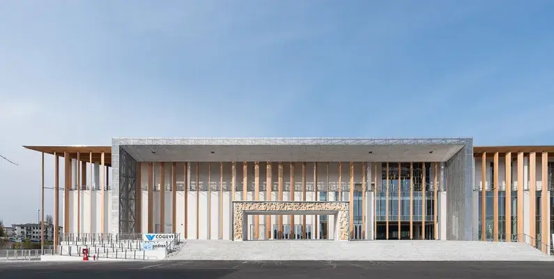 Façade en maille métallique du projet de Kengo Kuma