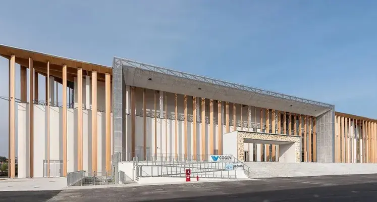 Façade du portail en métal déployé du Palais des Congrès de Padoue