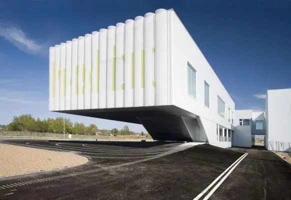 Vue latérale du bâtiment en métal déployé blanc